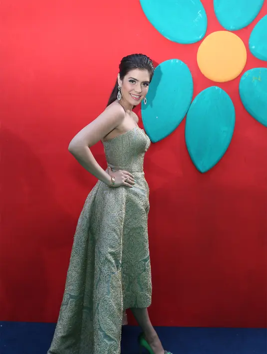 Di ajang Mom and Kids Awards 2015 ini Carissa Putri berhasil menjadi pemenang dalam kategori Mom & Kids Kesayangan. Penghargaan ini pun membuat Carissa bertambah semangat untuk memberikan yang terbaik kepada anaknya. (Andy Masela/Bintang.com)