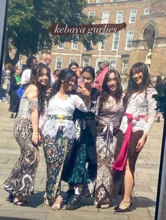 Di balik toganya, Amanda Caesa mengenakan kebaya Bali berwarna putih dan selendang fuschia [@amandacaesaa]