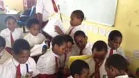 Sejumlah murid Sekolah Taruna Papua tengah belajar di ruang kelas. (Liputan6.com/Katharina Janur)