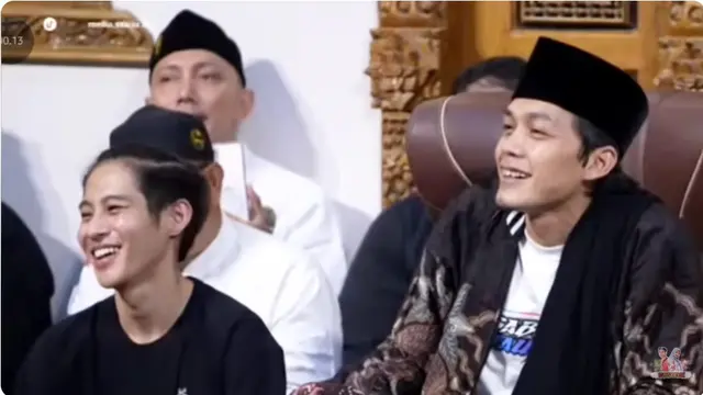 6 Potret DJ Panda Hadiri Pengajian Gus Iqdam, Momen Langka yang Curi Perhatian