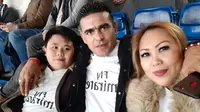 Cristian Gonzales bersama sang istri, Eva Gonzales, dan putra mereka saat liburan di Eropa. (Bola.com/Dok. Pribadi)