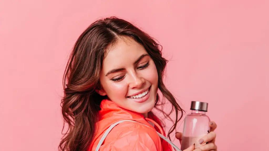 Layering parfum bukan sekadar mencampur aroma secara acak tetapi ada teknik yang perlu diperhatikan agar hasilnya tetap harmonis dan nyaman dicium. (foto/dok: freepik/lookstudio)
