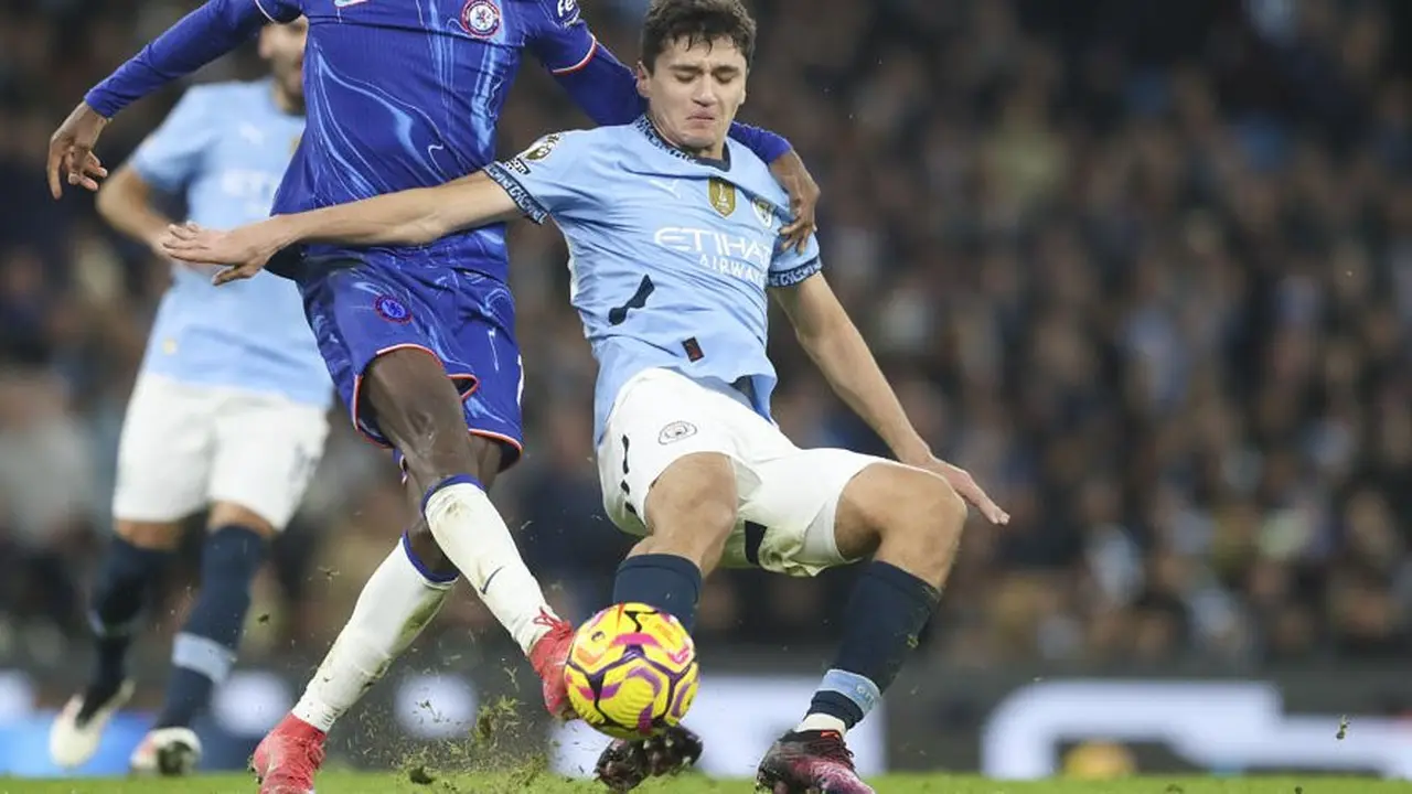 Aksi Abdukodir Khusanov pada laga Man City vs Chelsea di Premier Leafue 2024/2025 (c) AP Photo/Scott Heppell
