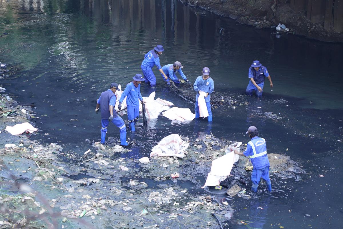 Peringati Hari Sungai dan World Cleanup Day, TelkomGroup Angkut 5,1 Ton Sampah dari Kali Krukut