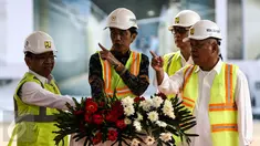 Presiden Joko Widodo (Jokowi) didampingi Mensesneg Pratikno menekan tombol sirine sebagai tanda dimulainya pengecoran akhir atap atau topping off Rusun Atlet Asian Games XVIII di Kemayoran, Jakarta, Kamis (29/12). (Liputan6.com/Faizal Fanani)