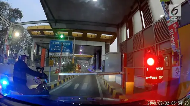 Sebuah video berdurasi 22 detik jadi viral di media sosial. Dalam video itu terlihat seorang oknum polisi yang menggunakan motor besar.