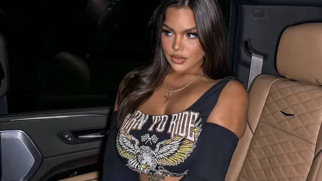 Model Plus Size Mengklaim Dilarang Naik Maskapai Komersil, Terpaksa Terbang dengan Jet Pribadi. (Dok: IG https://www.instagram.com/reel/DA6jFrbyd7A/?igsh=YnR3MjlzOTJmMnQw)