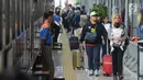 Suasana di Stasiun Pasar Senen, Jakarta, Rabu (29/5/2019). H-7 Lebaran, Stasiun Pasar Senen mulai dipadati penumpang yang ingin mudik ke kampung halaman masing-masing. (merdeka.com/Imam Buhori)