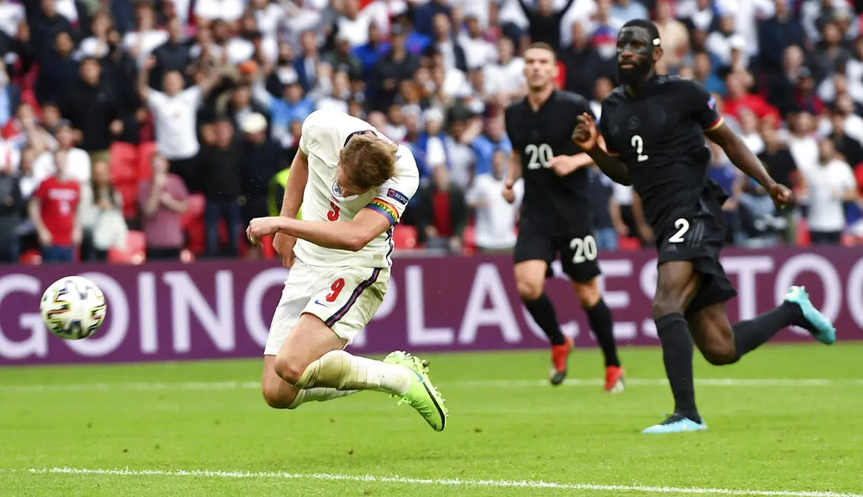 Pemain Inggris Harry Kane mencetak gol ke gawang Jerman pada pertandingan babak 16 besar Euro 2020 di Stadion Wembley, London, Inggris, Selasa (29/6/2021). Inggris menang 2-0. (Andy Rain, Pool via AP)