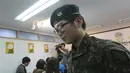 Tentara Korea Selatan Byun Hee-soo usai konferensi pers di Pusat Hak Asasi Manusia Militer di Seoul, Korea Selatan, Rabu (22/1/2020). Sersan berusia 20-an itu mendaftar secara sukarela pada 2017 dan melakukan operasi penggantian kelamin pada November 2019 di Thailand. (AP Photo/Ahn Young-joon)