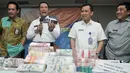 Kepala BNN, Komjen Budi Waseso memperlihatkan barang bukti saat rilis pengungkapan tindak pidana pencucian uang (TPPU) hasil kejahatan narkotika di Gedung BNN, Jakarta, Selasa (25/10). Tujuh orang tersangka diamankan oleh BNN. (Liputan6.com/Yoppy Renato)