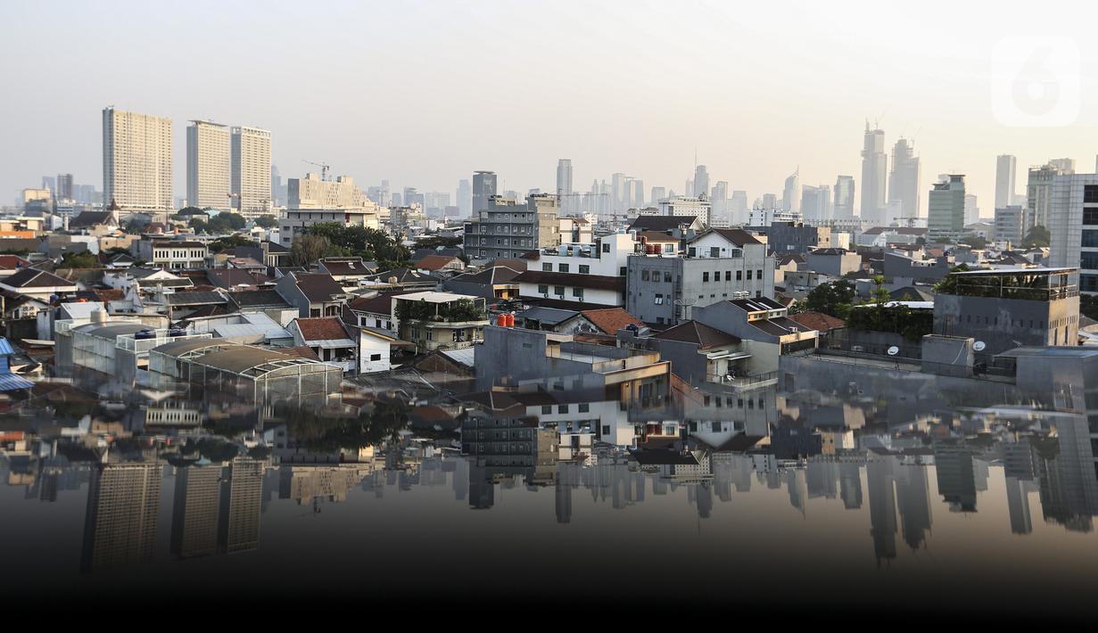 Pemandangan gedung bertingkat di Jakarta, Jumat (10/9/2021). Kementerian Keuangan mencatat realisasi program Pemulihan Ekonomi Nasional tahun 2021 hingga 20 Agustus 2021 mencapai Rp 326,74 triliun atau 43 persen dari pagu Rp 744,77 triliun. (Liputan6.com/Johan Tallo)