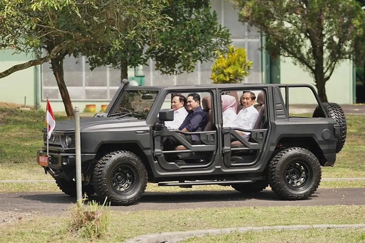 Momen Prabowo Subianto jadi sopir Presiden Jokowi dan Menteri BUMN Erick Thohir saat kunjungan di Pindad Malang