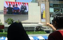 FOTO: Momen Warga Saksikan Prabowo Ucapkan Sumpah dan Janji sebagai Presiden Lewat Videotron