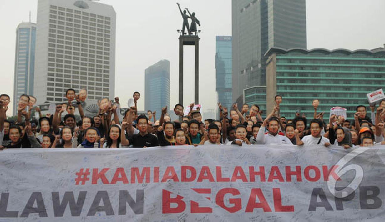Ratusan orang yang menamakan dirinya sebagai "Teman Ahok." melakukan aksi di Bundaran HI, Jakarta, Minggu (1/3/2015). Aksi mereka sebagai bentuk dukungan kepada Ahok yang ingin membongkar dana siluman di Pemprov DKI (Liputan6.com/Herman Zakharia)