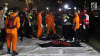 Personil SAR Gabungan bersiap mengindetifikasi kantong jenasah yang diturunkan dari KN SAR Sadewa di Pelabuhan JICT 2, Jakarta, Rabu (31/10). 189 orang menjadi korban jatuhnya pesawat Lion Air JT-610, Senin (29/10) lalu. (Liputan6.com/Helmi Fithriansyah)
