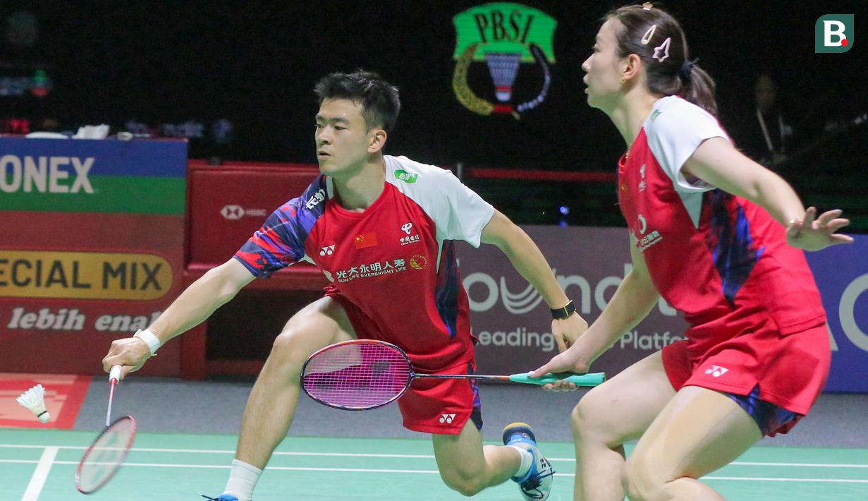 <p>Pebulu tangkis ganda campuran China, Zheng Si Wei (depan) berusaha mengangkat bola saat menghadapi sesama wakil China, Jiang Zhen Bang/Wei Ya Xin pada laga final turnamen bulu tangkis Indonesia Open 2024 di Istora Senayan, Jakarta, Minggu (9/6/2024). Zheng Si Wei/Huang Ya Qiong kalah dua game langsung 11-21, 14-21. (Bola.com/Syahkist Afi Daib)</p>