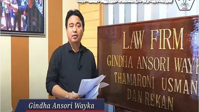 Gindha Ansori Wayka, Advokat yang Melaporkan Pengguna TikTok dengan akun Awbimax atau Bima Yudho Saputro ke Polda Lampung. (sumber: YouTube Gindha Ansori Wayka).