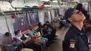 Penumpang memadati gerbong KRL Commuter Line di Jakarta, Sabtu (27/1). PT Kereta Commuter Indonesia, operator KRL Commuter Line menargetkan mengangkut 320,03 juta penumpang atau naik 9,5 persen. (Liputan6.com/Immanuel Antonius)