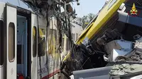 Kereta yang rusak berat akibat tabrakan yang terjadi di tengah kebun zaitun dekat desa selatan Corato, Bari, Italia, (12/7). Sedikitnya 11 orang tewas dan puluhan luka-luka akibat tabrakan kedua kereta tersebut. (Italian Firefighters/REUTERS)