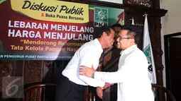 Mentan Amran Sulaiman (kiri) bersalaman dengan Muhaimin Iskandar saat menghadiri diskusi ‘Lebaran Menjelang Harga Menjulang’ di Aula Gus Dur, Jakarta, Kamis (25/6/2015). (Liputan6.com/Johan Tallo)