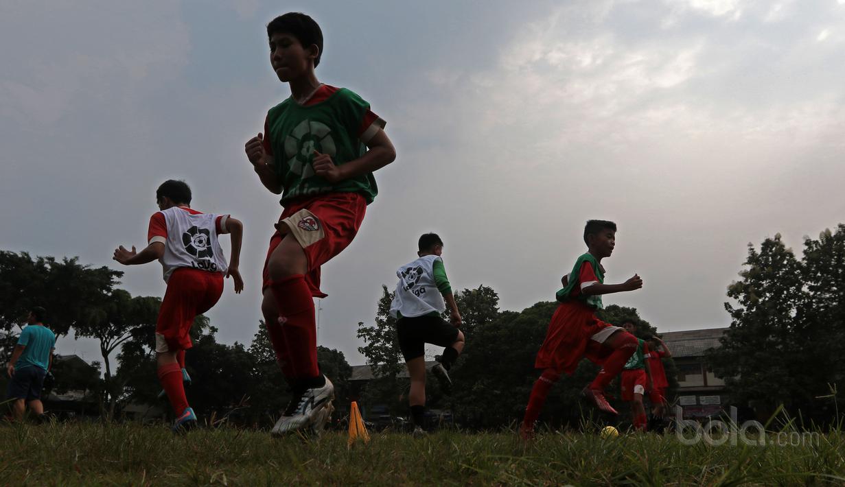 Anak SSB Tik Tak tengah mengikuti Coaching Clinic bersama  RCD Espanyol di Lapangan  AKRI, Ampera, Jakarta, Minggu (16/7/2017). Coaching Clinic oleh pelatih Thomas N’Kono dan Kiper Espanyol B, Eduardo Frais. (Bola.com/Nicklas Hanoatubun)