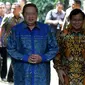 Ketum Partai Demokrat Susilo Bambang Yudhoyono atau SBY (kiri) bersama Ketum Partai Gerindra Prabowo Subianto (kanan) saat akan memberi keterangan usai bertemu di Jakarta, Senin (30/7). Demokrat mengusung Prabowo sebagai capres. (Liputan6.com/JohanTallo)