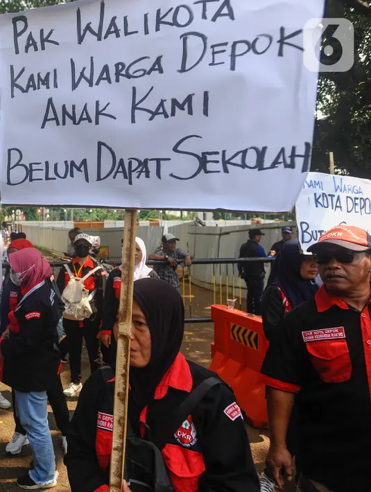Massa yang tergabung dalam Dewan Kesehatan Rakyat (DKR) itu juga mempersoalkan 51 calon peserta didik (CPD) lulusan SMPN 19 Depok yang dianulir dari delapan SMAN. (merdeka.com/Arie Basuki)
