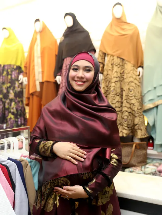 Oki Setiana Dewi yang sedang hamil anak keduanya kini terlihat sangat aktif. Meski hamil, ia tidak mengurangi kegiatannya yang terbilang cukup banyak mulai dari kuliah hingga bisnis pakaiannya. (Andy Masela/Bintang.com)