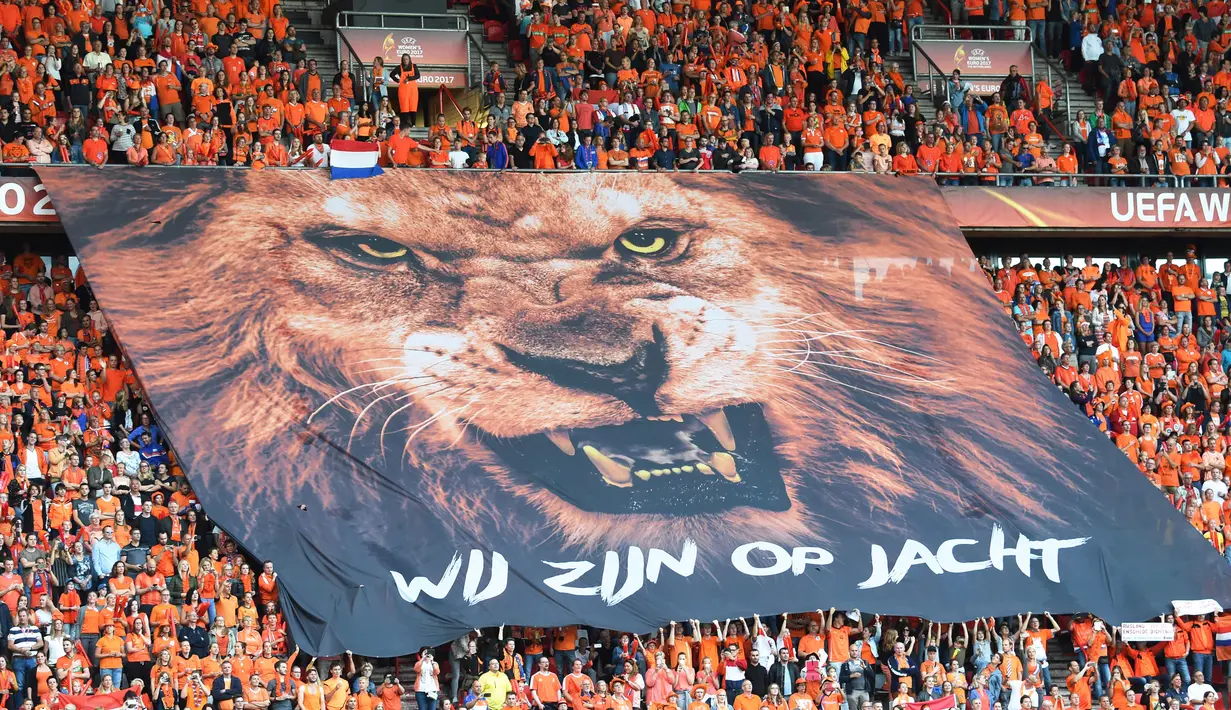 Para suporter Belanda saat menyaksikan pertandingan semifinal UEFA Women’s Euro 2017 antara Belanda melawan Inggris pada semifinal UEFA Women’s Euro 2017 di Stadion FC Twente, di Enschede (3/8). (AFP Photo/Daniel Mihailescu)