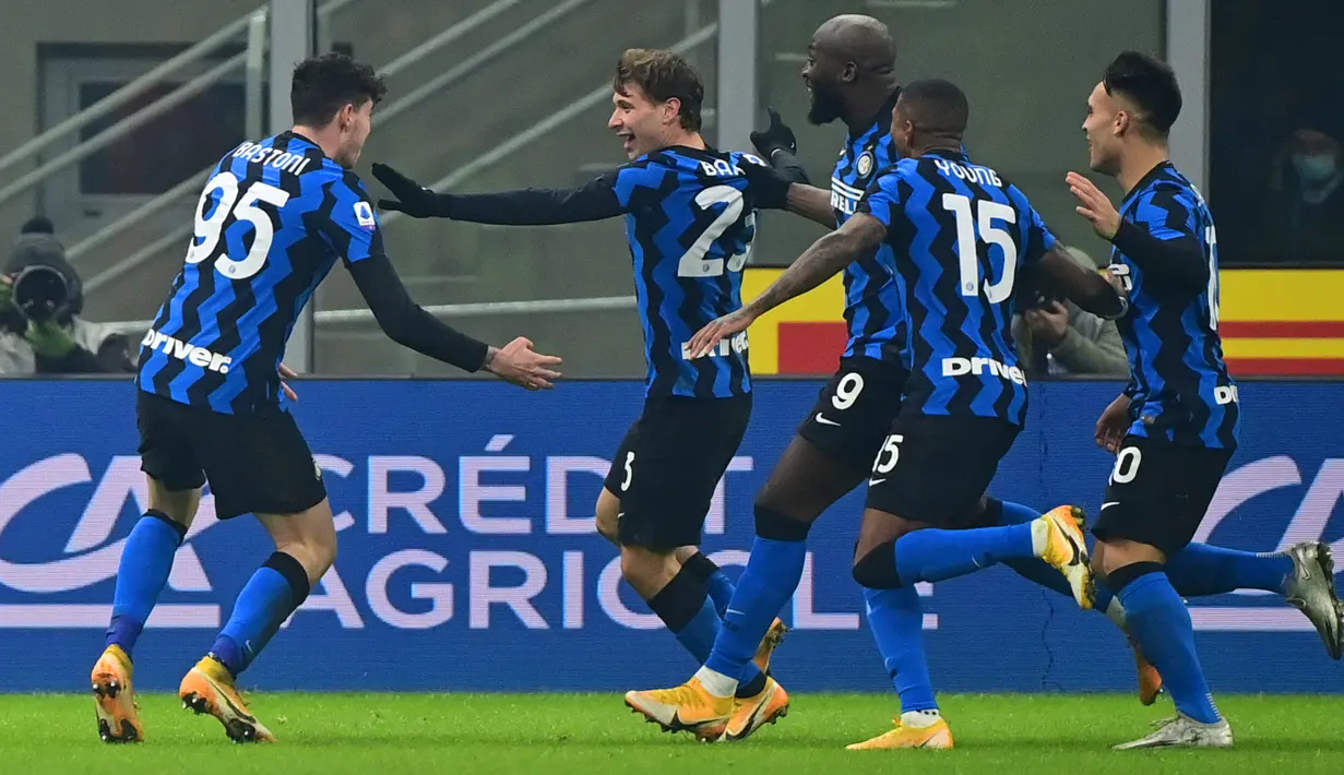 Gelandang Inter Milan, Nicolo Barella (kedua kiri) melakukan selebrasi bersama rekan-rekannya setelah mencetak gol ke gawang Juventus menit ke-52 pada pertandingan lanjutan Liga Serie A Italia di stadion San Siro di Milan, Senin (18/1/2021). Inter menang atas Juventus 2-0. (AFP/Miguel Medina)