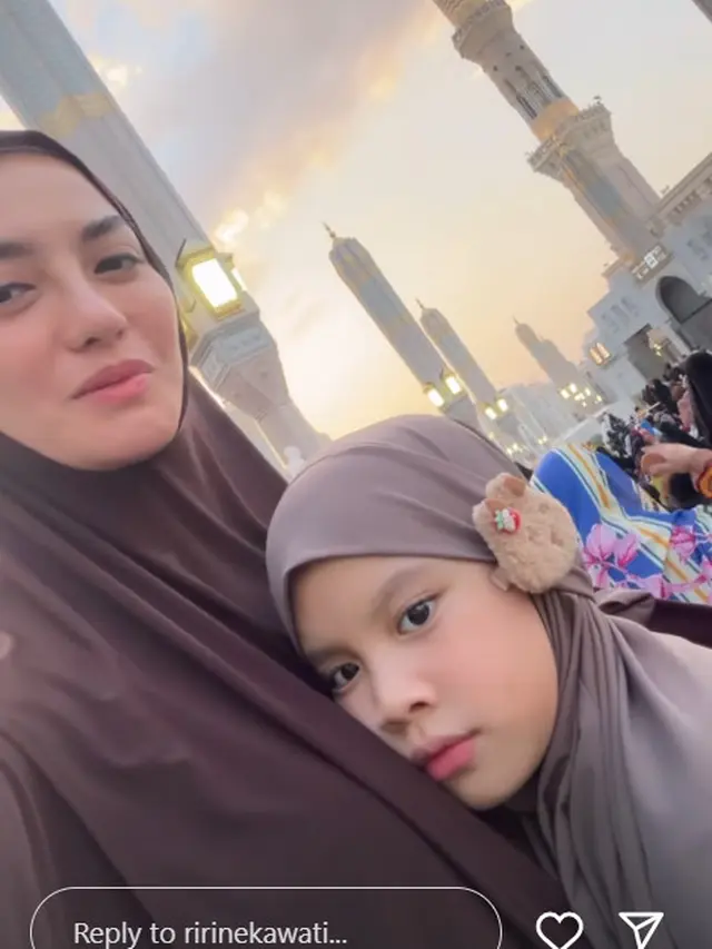 6 Potret Ririn Ekawati Umrah Bareng Putri Bungsu, Berharap Jasmine Abeng Bisa Turut Serta