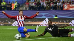 Sepakan Fernando Torres diblok oleh pemain Bayern Munich,  Jerome Boateng pada laga grup D Liga Champions di Vicente Calderon stadium, Madrid, Kamis (29/9/2016) dini hari WIB. (AFP/Pierre Philippe Marcou)