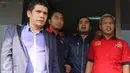 Pedangdut Saipul Jamil (kedua kanan) dikawal oleh petugas kepolisian saat menjalani pemeriksaan kesehatan di gedung Kedokteran dan kesehatan, (20/2). Saipul Jamil harus menjalani beberapa pemeriksaan dalam kasus pencabulan. (Liputan6.com/Herman Zakharia)