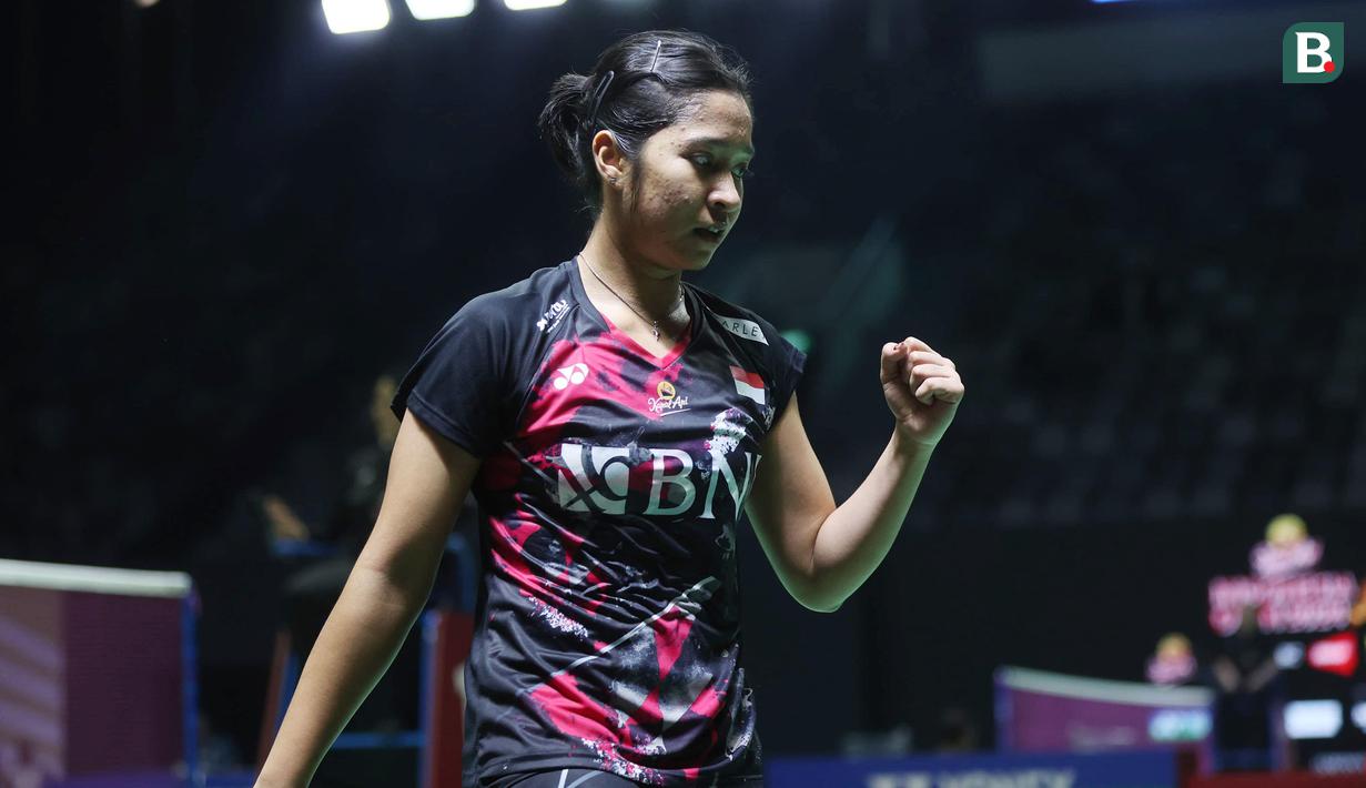 <p>Selebrasi pebulu tangkis tunggal putri Indonesia, Ester Nurumi Tri Wardoyo setelah mencetak angka saat menghadapi wakil Jepang, Nozomi Okuhara pada laga babak 32 besar Indonesia Open 2024 di Istora Senayan, Jakarta, Selasa (4/6/2024). Ester Nurumi Tri Wardoyo menang dua game langsung 21-17, 21-16. (Bola.com/M Iqbal Ichsan)</p>