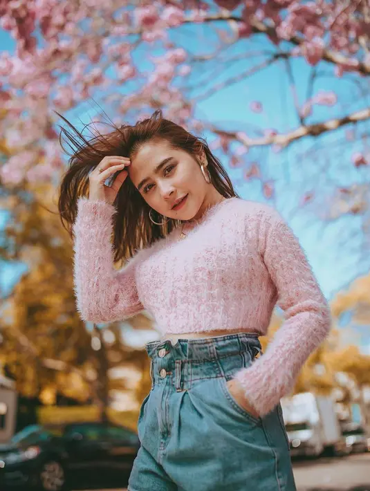 Perempuan yang satu ini mengatakan bahwa selalu ada pekerjaan yang harus dilakukan dan tidak hanya berdiam di rumah. Namun karena kondisi sekarang ini semua agenda terpaksa dibatalkan. (Instagram/prillylatuconsina96)