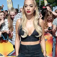 Rita Ora di karpet merah X Factor (via dailymail.co.uk)