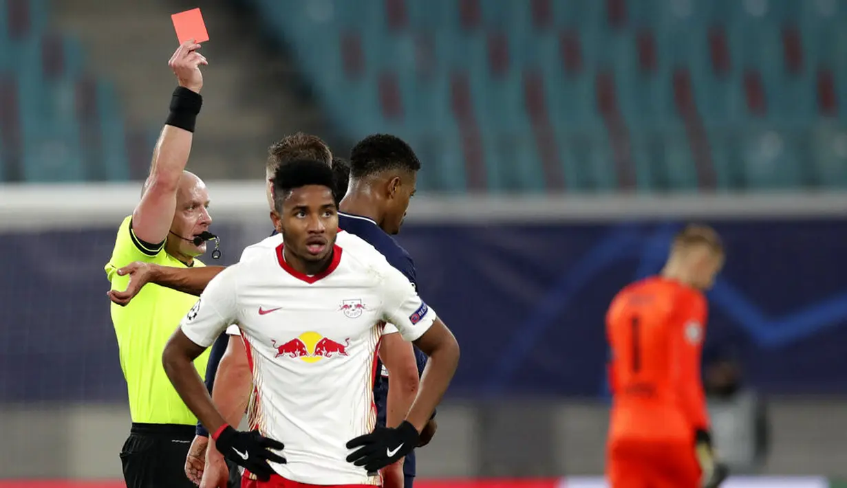 Wasit Szymon Marciniak menunjukkan kartu merah kepada pemain Paris Saint-Germain Presnel Kimpembe saat menghadapi RB Leipzig pada pertandingan Grup H Liga Champions di RB Arena, Leipzig, Jerman, Rabu (4/11/2020). RB Leipzig menang 2-1. (AP Photo/Michael Sohn)