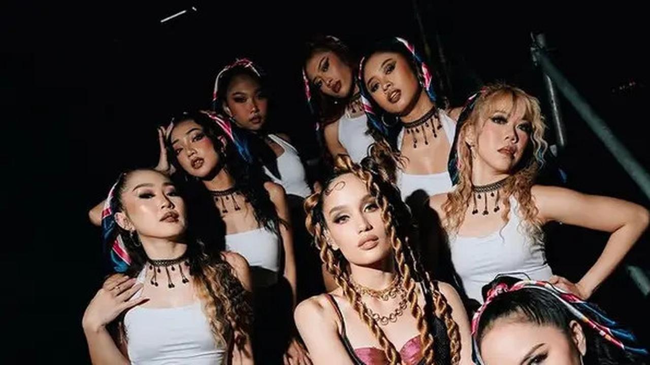 6 Gaya Totalitas Cinta Laura  di Panggung DWP 2024: Rambut Dikepang,  Pakai Double Bra dengan Rok Mini