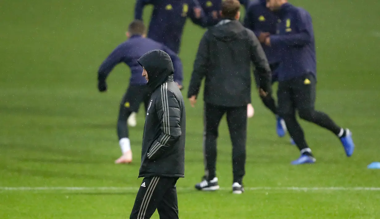 Pelatih Juventus, Massimiliano Allegri melihat para pemainnya berlatih jelang menghadapi wakil Inggris, Manchester United pada grup rup H Liga Champions di Contassina, Turin, Italia (6/11). (AFP Photo/Isabella Bonotto)