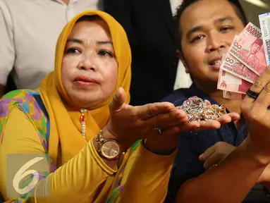 Tunjukkan Uang dan Perhiasan, Pengikut Dimas Kanjeng Yakin Gurunya Tak Bersalah