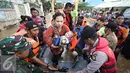 Sejumlah warga dievakuasi petugas menggunakan perahu karet saat banjir melanda kawasan Perumahan Pondok Gede Permai, Bekasi, Jawa Barat, Kamis (21/4). (Liputan6.com/Immanuel Antonius)
