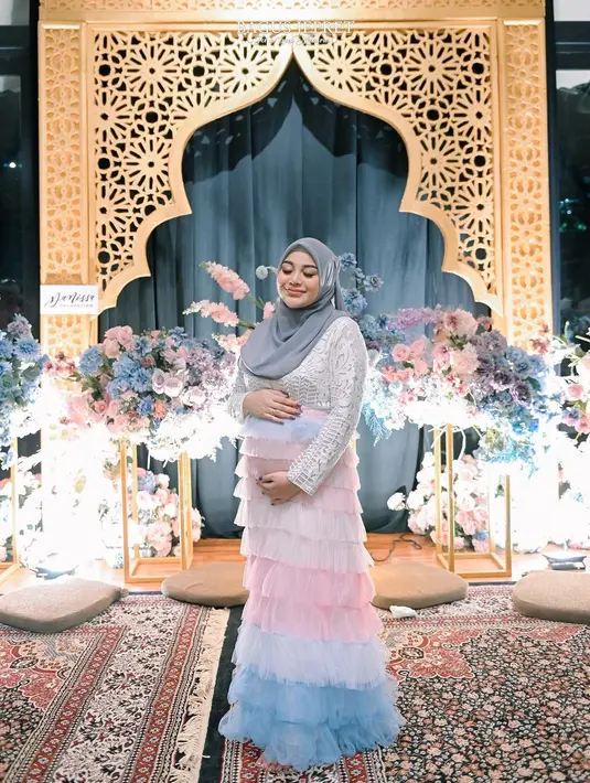 Mengenakan dress pesanan khusus bernuansa cotton candy yang lembut, Aurel memancarkan aura cantik luar biasa. Foto: Instagram.