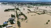 Foto udara menunjukkan rumah-rumah yang terendam banjir akibat hujan lebat yang disebabkan oleh Badai Tropis Trami di Kota Tuguegarao, provinsi Cagayan, Filipina pada Jumat 25 Oktober 2024. (John Dimain/AFP)