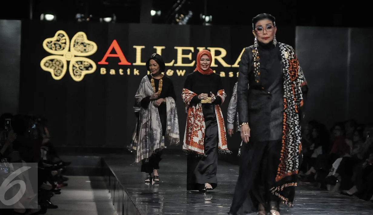 Tiga perempuan tampil dalam busana Alleira Annual Fashion Show 2016 di Jakarta, Kamis (6/10). Kurang lebih sebanyak 75  batik milik Alleira di tampilkan dalam pagelaran Annual Show bertema "Yavadvipa". (Liputan6.com/Faizal Fanani)