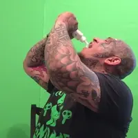 Sebelum menenggak lem, Ernest Acosta juga pernah menenggak 2 liter wiski.  (Via: youtube.com)