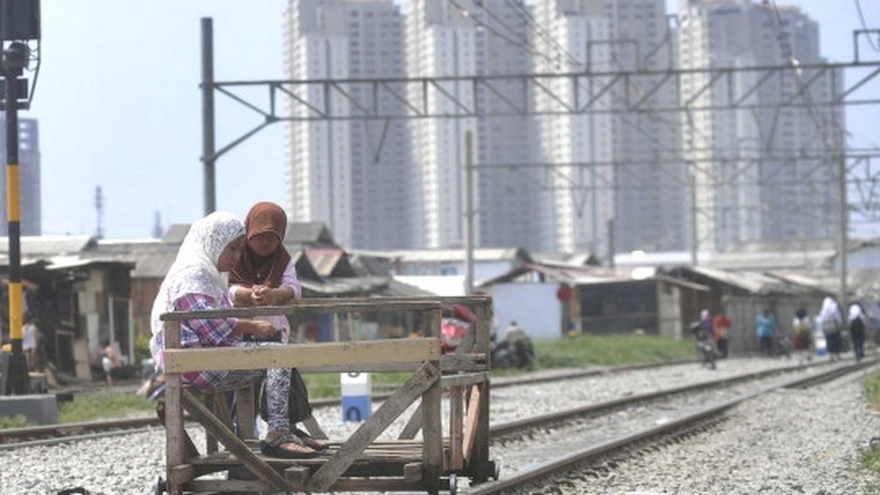 Semangat anak-anak pengojek lori mencari nafkah di bawah terik