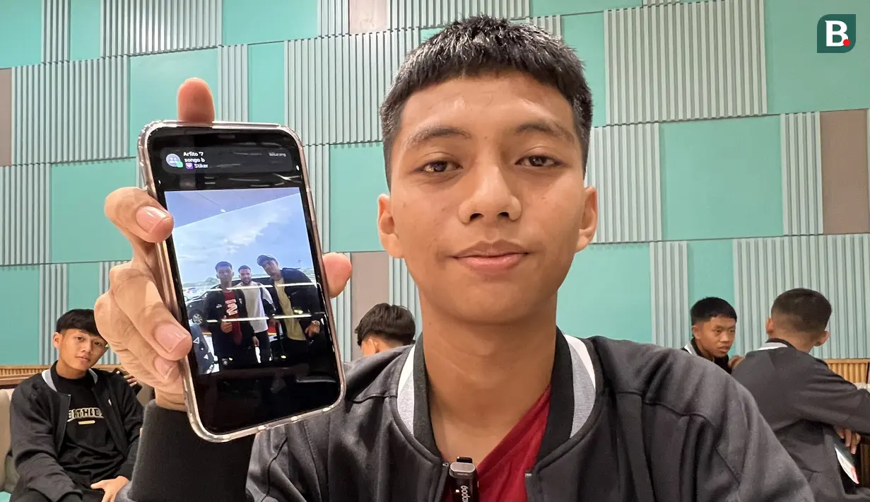 Pemain Korea-Korea Selecao, Muhammad Azzam Fathurrahman, menunjukkan foto dirinya saat bersua pemain Timnas Indonesia, Shayne Pattynama dan Calvin Verdonk, di Bandara Soekarno-Hatta, Cengkareng, Tangerang, Rabu (20/11/2024). (Bola.com/Bagaskara Lazuardi)