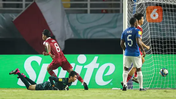 <p>Selebrasi pemain Timnas Indonesia U-17, Arkhan Kaka (kedua kiri) setelah mencetak gol ke gawang Timnas Ekuador U-17 pada laga pertama Grup A Piala Dunia U-17 di Stadion Gelora Bung Tomo, Surabaya, Jumat (10/11/2023) malam WIB. (Bola.com/Bagaskara Lazuardi)</p>