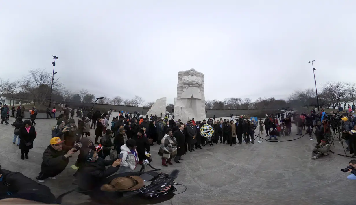 Warga AS memperingati 'Hari Martin Luther King Jr' di depan Patung Martin Luther King Jr, Washington DC, AS, Senin (16/1). Mereka berdoa sekaligus mengenang kembali perjuangan Martin Luther King Jr. (Joe Raedle / Getty Images / AFP)